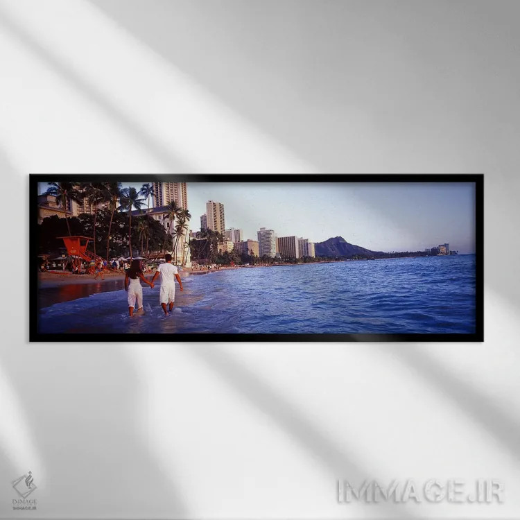 تابلو Waikiki Beach, Honolulu, Oahu, Hawaii, USA,نمای پشت یک زوج در آب راه میروند، ساحل وایکیکی، هونولولو، اوآهو، هاوایی، آمریکا اثر پانورامیک ایمجز (استودیو عکاسی عریض) - نمای قابدار مشکی