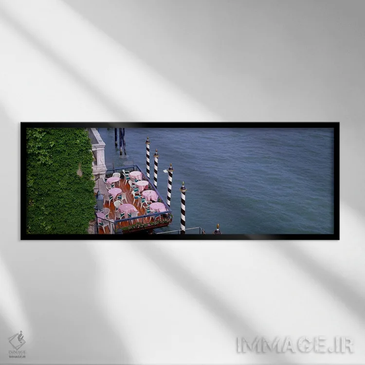 تابلو کافه کنار کانال، ونیز ایتالیا اثر پانورامیک ایمجز (استودیو عکاسی عریض) - نمای قابدار مشکی