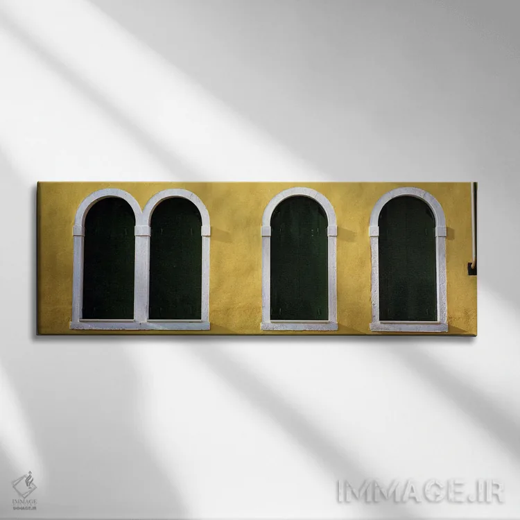 تابلو پنجرهها در دیوار زرد، ونیز، ایتالیا اثر پانورامیک ایمجز (استودیو عکاسی عریض) - نمای روبهرو روی دیوار