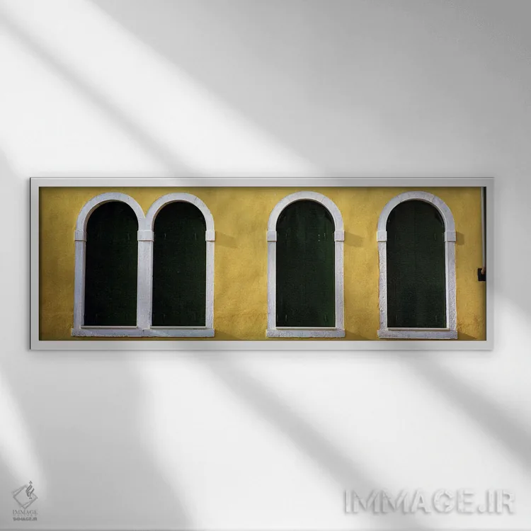 تابلو پنجرهها در دیوار زرد، ونیز، ایتالیا اثر پانورامیک ایمجز (استودیو عکاسی عریض) - نمای قابدار سفید