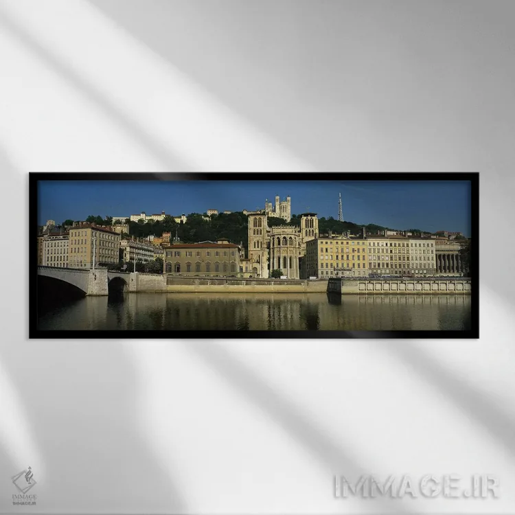 تابلو Lyon, France,معماری کنار آب با نمای کلیسای جامع لیون (کاتدرال سن-ژان باتیست دو لیون)، لیون، فرانسه اثر پانورامیک ایمجز (استودیو عکاسی عریض) - نمای قابدار مشکی