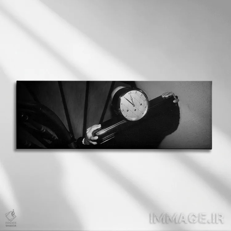 تابلو مردی که ساعت را روی شانه از پلهها بالا میبرد اثر پانورامیک ایمجز (استودیو عکاسی عریض) - نمای روبهرو روی دیوار