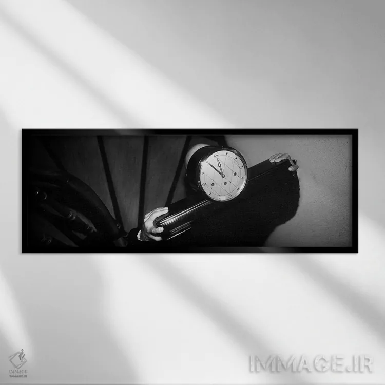 تابلو مردی که ساعت را روی شانه از پلهها بالا میبرد اثر پانورامیک ایمجز (استودیو عکاسی عریض) - نمای قابدار مشکی