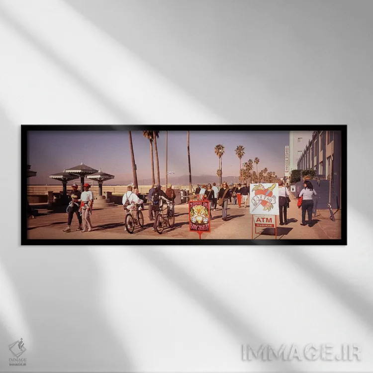 تابلو Venice, Los Angeles, California, USA,عابران پیاده در پیادهرو، ونیز، لسآنجلس، کالیفرنیا اثر پانورامیک ایمجز (استودیو عکاسی عریض) - نمای قابدار مشکی