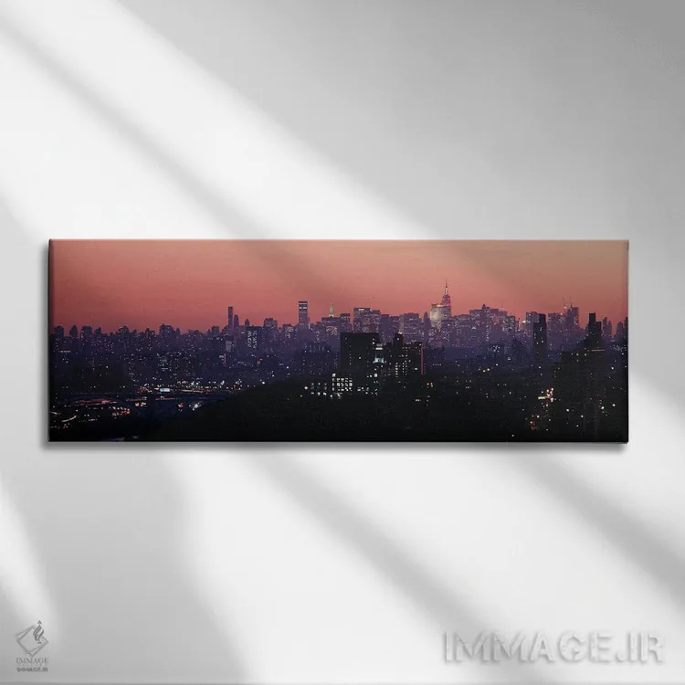 تابلو New York City, New York State, USA,نمای زاویهبالا از ساختمانهای روشنشده در شامگاه، منهتن، نیویورک، ایالت نیویورک، آمریکا اثر پانورامیک ایمجز (استودیو عکاسی عریض) - نمای روبهرو روی دیوار