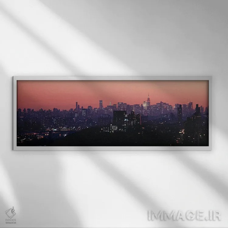 تابلو New York City, New York State, USA,نمای زاویهبالا از ساختمانهای روشنشده در شامگاه، منهتن، نیویورک، ایالت نیویورک، آمریکا اثر پانورامیک ایمجز (استودیو عکاسی عریض) - نمای قابدار سفید