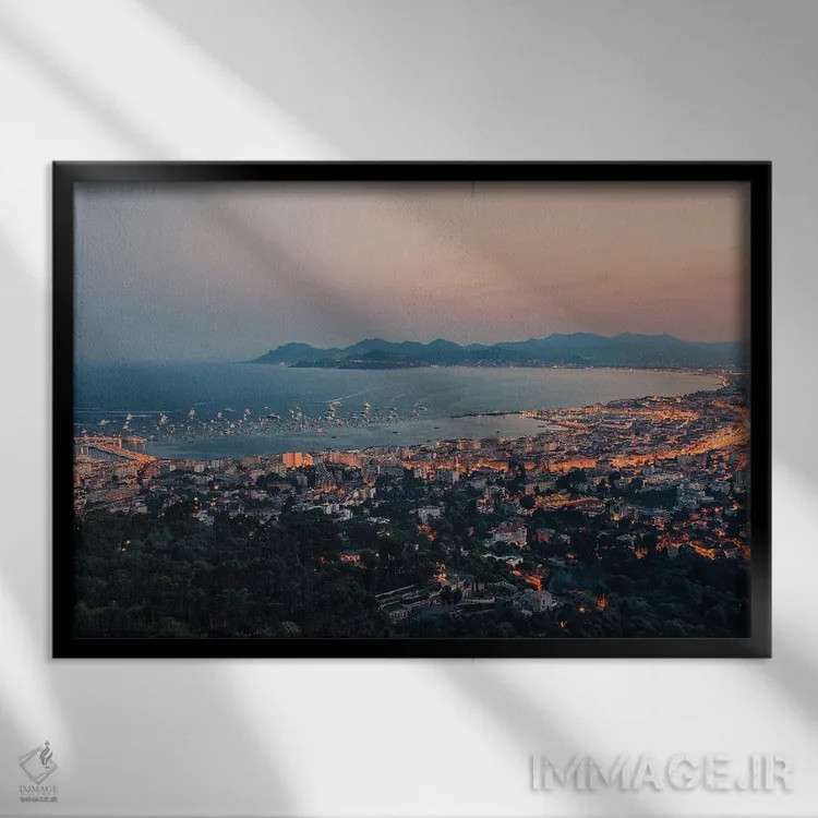 تابلو غروب در کن اثر مانجیک پیکچرز (استودیو عکاسی یا فیلمسازی) - نمای قابدار مشکی