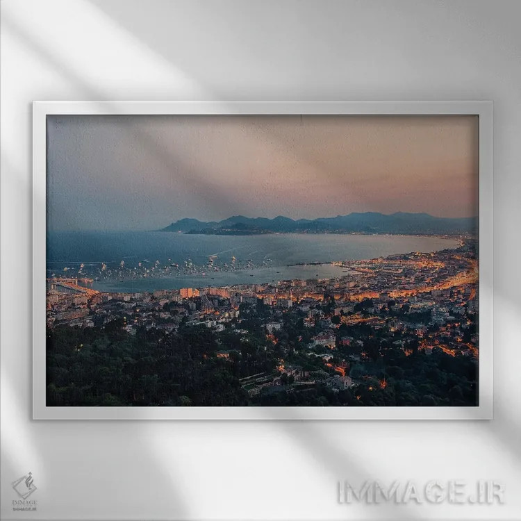 تابلو غروب در کن اثر مانجیک پیکچرز (استودیو عکاسی یا فیلمسازی) - نمای قابدار سفید