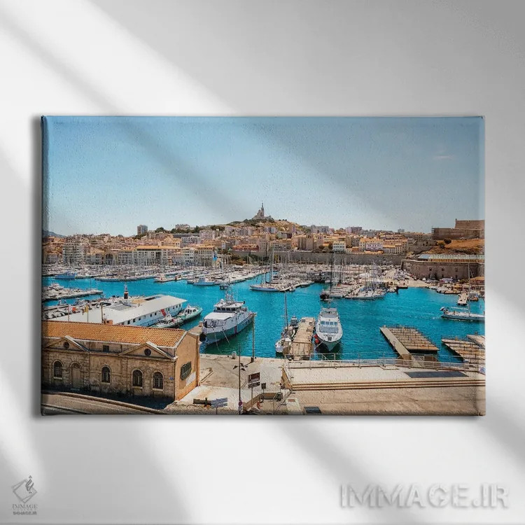 تابلو شهر مارسی اثر مانجیک پیکچرز (استودیو عکاسی یا فیلمسازی) - نمای روبهرو روی دیوار