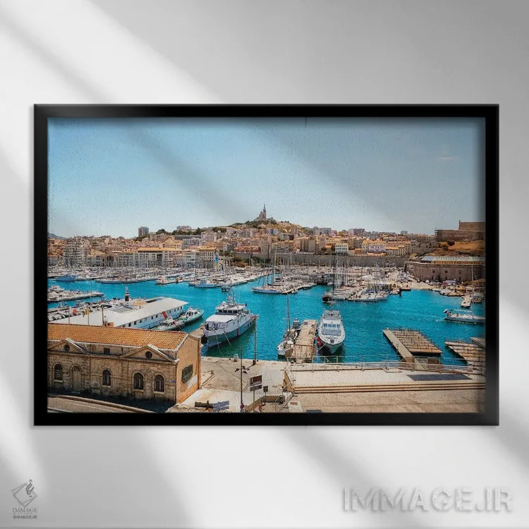 تابلو شهر مارسی اثر مانجیک پیکچرز (استودیو عکاسی یا فیلمسازی) - نمای قابدار مشکی