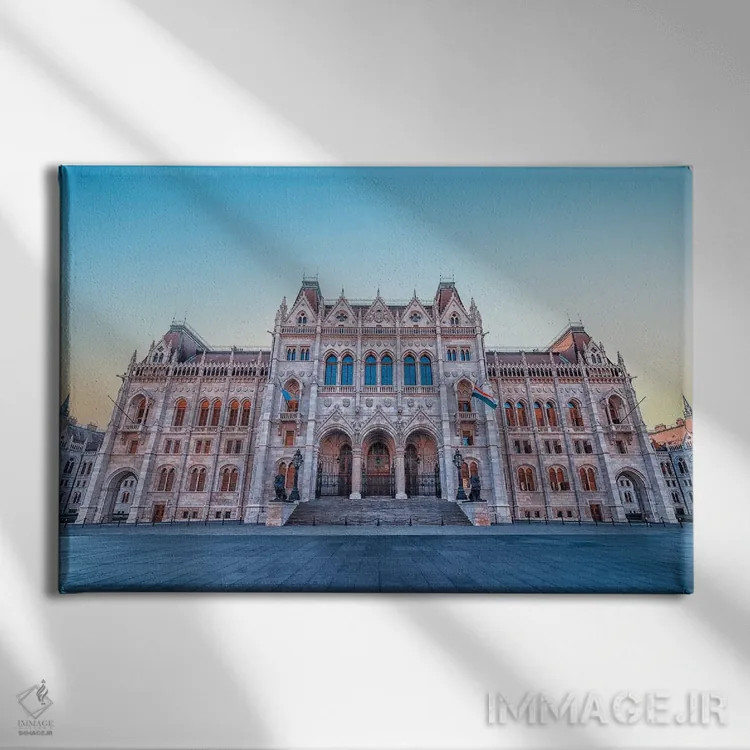 تابلو پشت ساختمان پارلمان اثر مانجیک پیکچرز (استودیو عکاسی یا فیلمسازی) - نمای روبهرو روی دیوار
