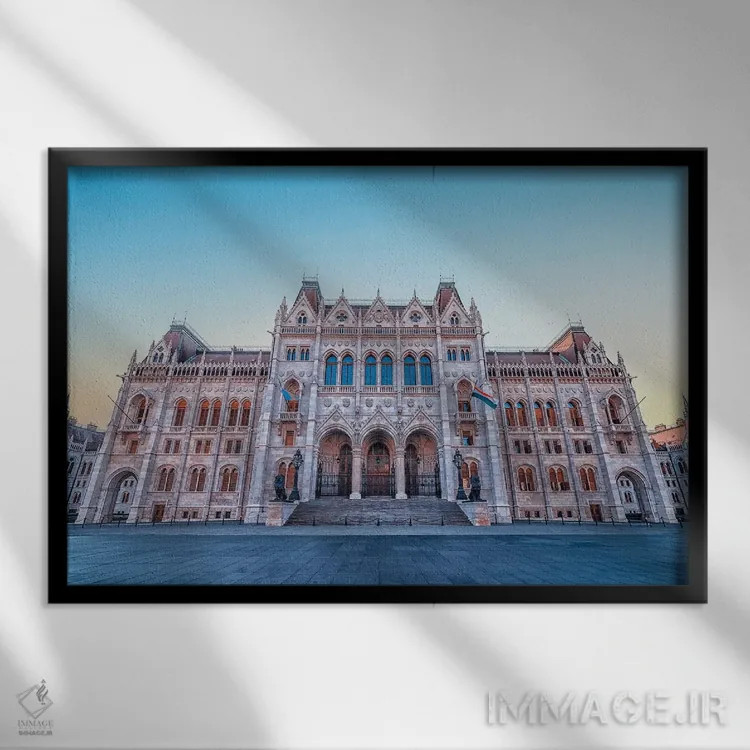 تابلو پشت ساختمان پارلمان اثر مانجیک پیکچرز (استودیو عکاسی یا فیلمسازی) - نمای قابدار مشکی