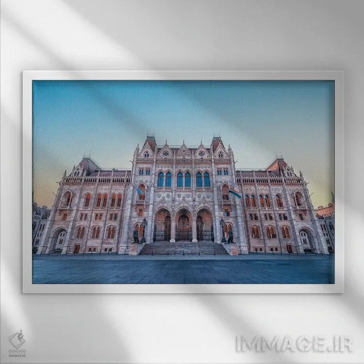 تابلو پشت ساختمان پارلمان اثر مانجیک پیکچرز (استودیو عکاسی یا فیلمسازی) - نمای قابدار سفید