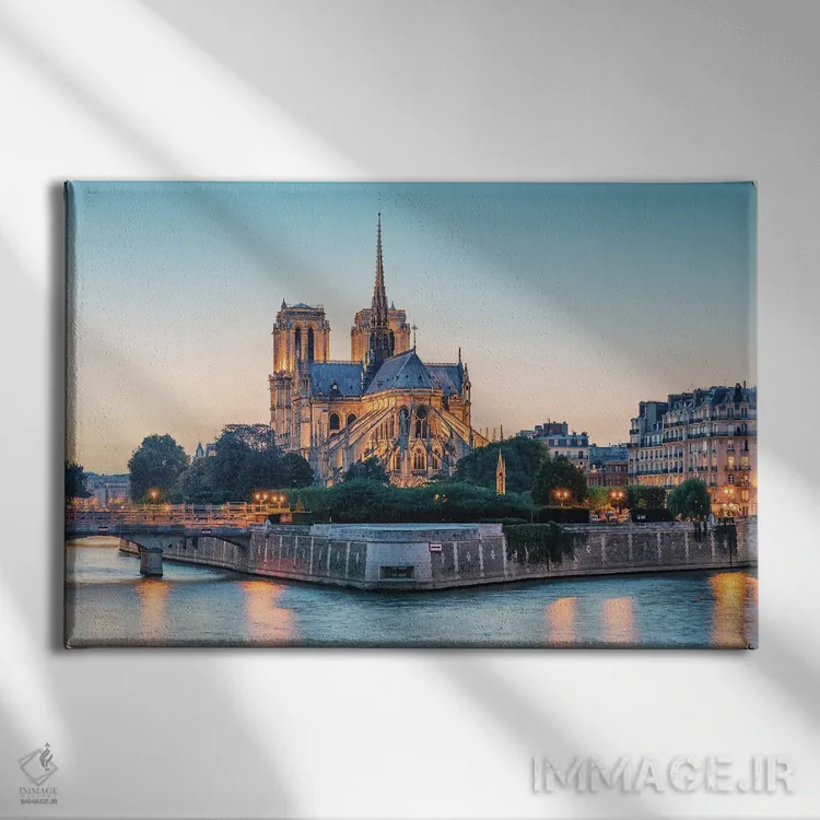 تابلو نوتردام در غروب اثر مانجیک پیکچرز (استودیو عکاسی یا فیلمسازی) - نمای روبهرو روی دیوار