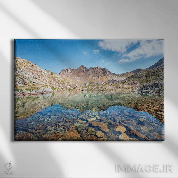 تابلو دریاچه زمین سرخ (فرانسه) اثر مانجیک پیکچرز (استودیو عکاسی یا فیلمسازی) - نمای روبهرو روی دیوار