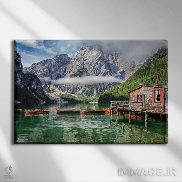 تابلو کلبه در بریس (ایتالیا) اثر مانجیک پیکچرز (استودیو عکاسی یا فیلمسازی) - نمای روبهرو روی دیوار