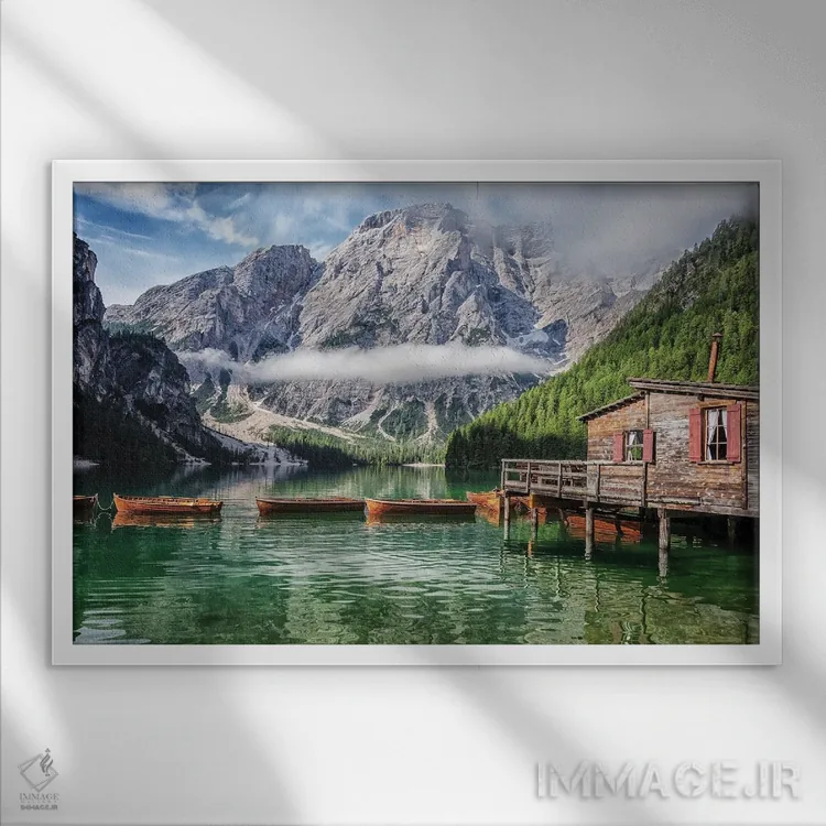 تابلو کلبه در بریس (ایتالیا) اثر مانجیک پیکچرز (استودیو عکاسی یا فیلمسازی) - نمای قابدار سفید