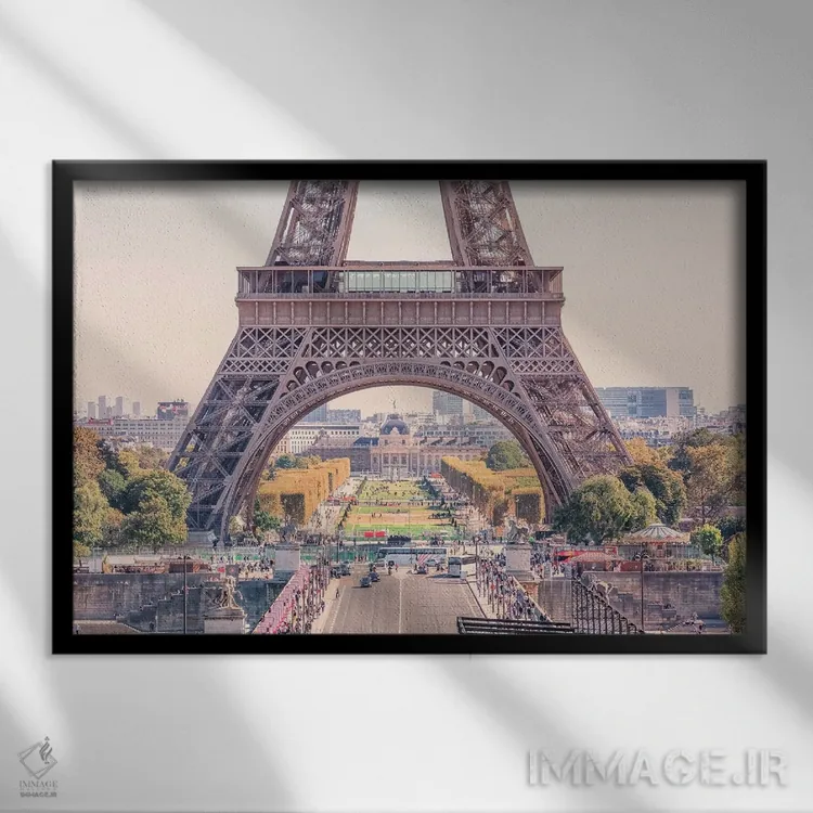 تابلو پایههای ایفل اثر مانجیک پیکچرز (استودیو عکاسی یا فیلمسازی) - نمای قابدار مشکی