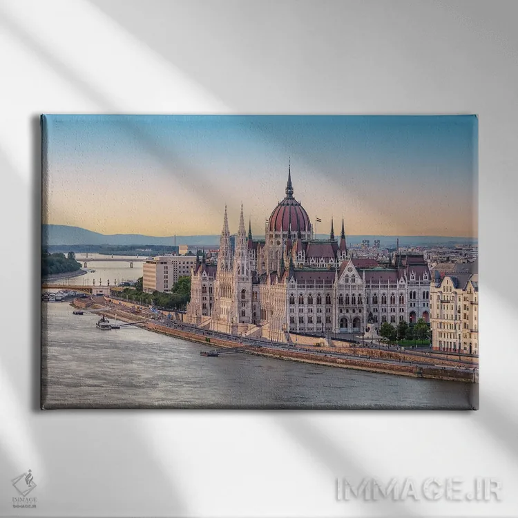 تابلو بنای بوداپست اثر مانجیک پیکچرز (استودیو عکاسی یا فیلمسازی) - نمای روبهرو روی دیوار