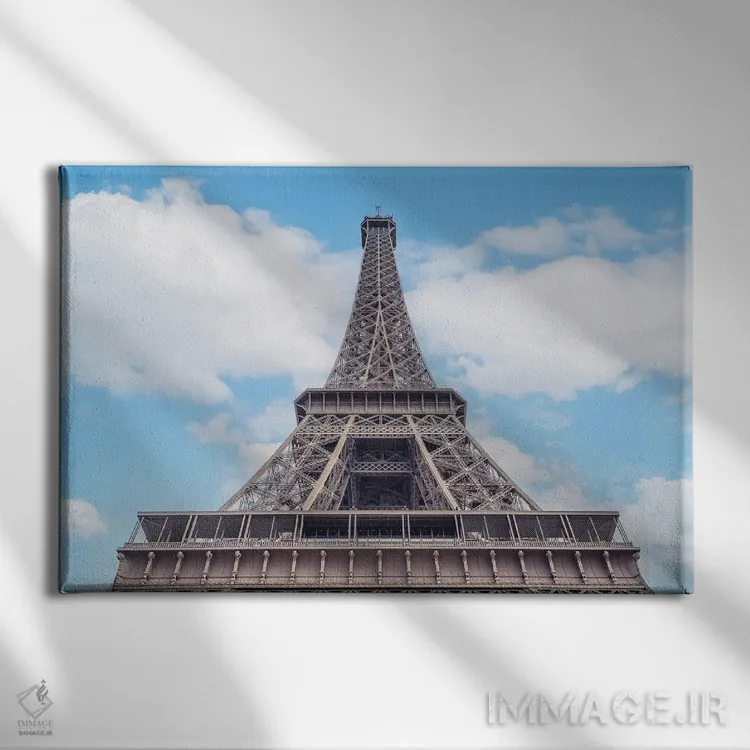 تابلو بانوی آهنین (برج ایفل) اثر مانجیک پیکچرز (استودیو عکاسی یا فیلمسازی) - نمای روبهرو روی دیوار