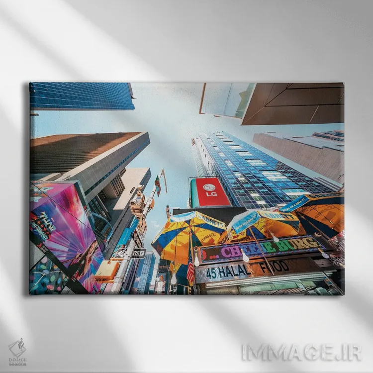 تابلو بهشت بیلبوردها (منطقه با تابلوهای تبلیغاتی زیاد) اثر مانجیک پیکچرز (استودیو عکاسی یا فیلمسازی) - نمای روبهرو روی دیوار