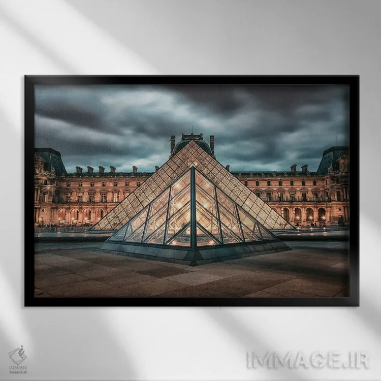 تابلو هرم در پاریس (احتمالاً هرم لوور) اثر مانجیک پیکچرز (استودیو عکاسی یا فیلمسازی) - نمای قابدار مشکی