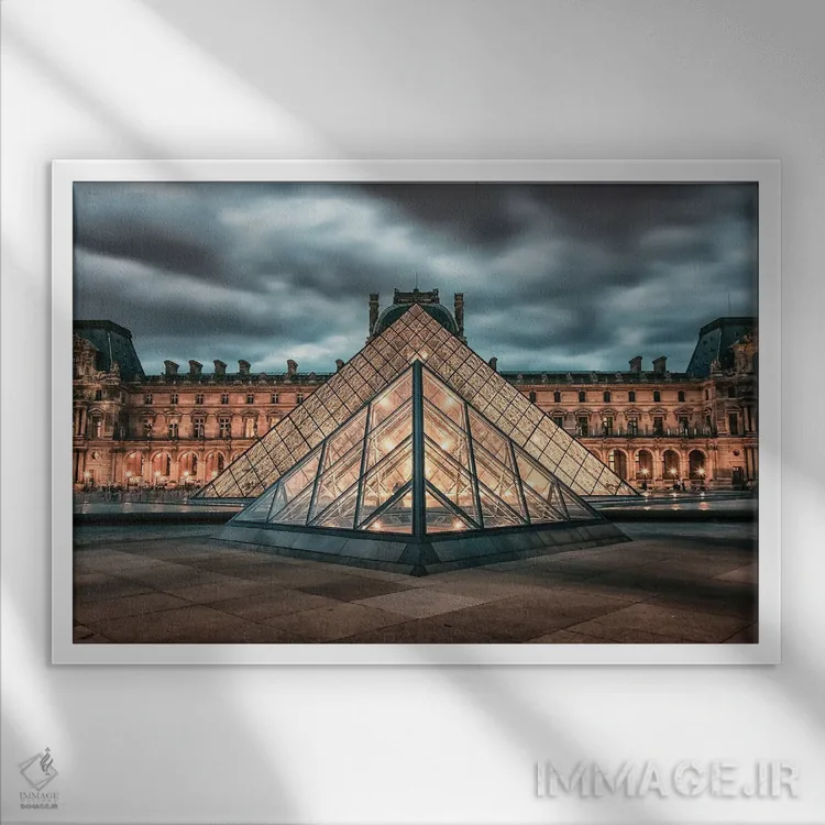 تابلو هرم در پاریس (احتمالاً هرم لوور) اثر مانجیک پیکچرز (استودیو عکاسی یا فیلمسازی) - نمای قابدار سفید
