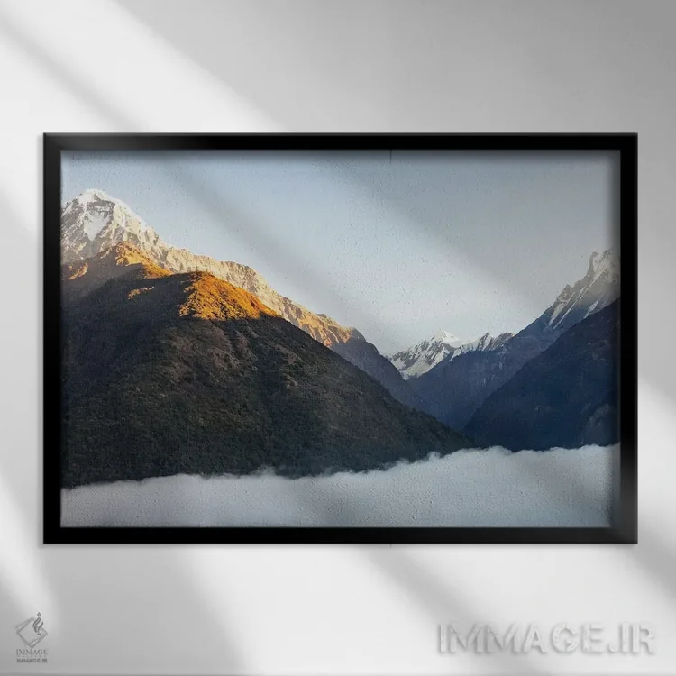 تابلو کوه مهآلود اثر مانجیک پیکچرز (استودیو عکاسی یا فیلمسازی) - نمای قابدار مشکی