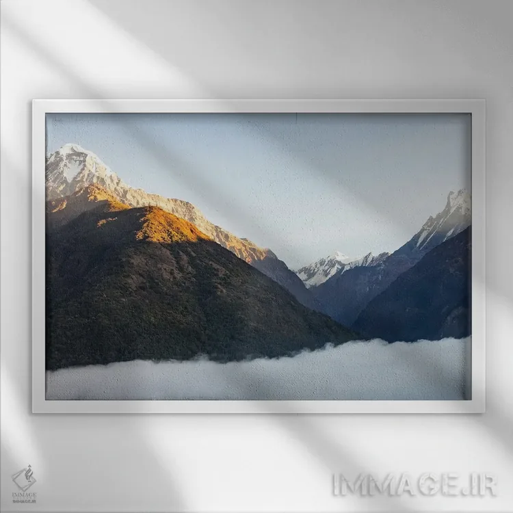 تابلو کوه مهآلود اثر مانجیک پیکچرز (استودیو عکاسی یا فیلمسازی) - نمای قابدار سفید