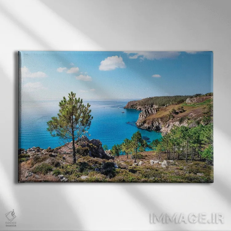 تابلو منظرهٔ برتانی فرانسه اثر مانجیک پیکچرز (استودیو عکاسی یا فیلمسازی) - نمای روبهرو روی دیوار
