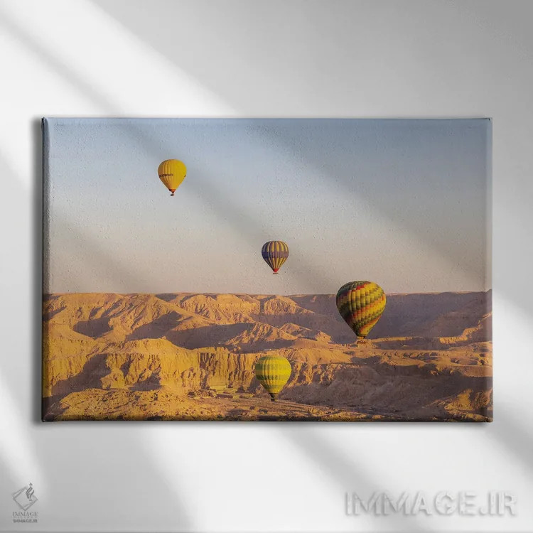 تابلو Egypt. Hot Air Balloons Taking Tourist For A Ride.,لوکسور، مصر. بالنهای هوای داغ در حال حمل گردشگران. اثر امیلی ام ویلسون - نمای روبهرو روی دیوار