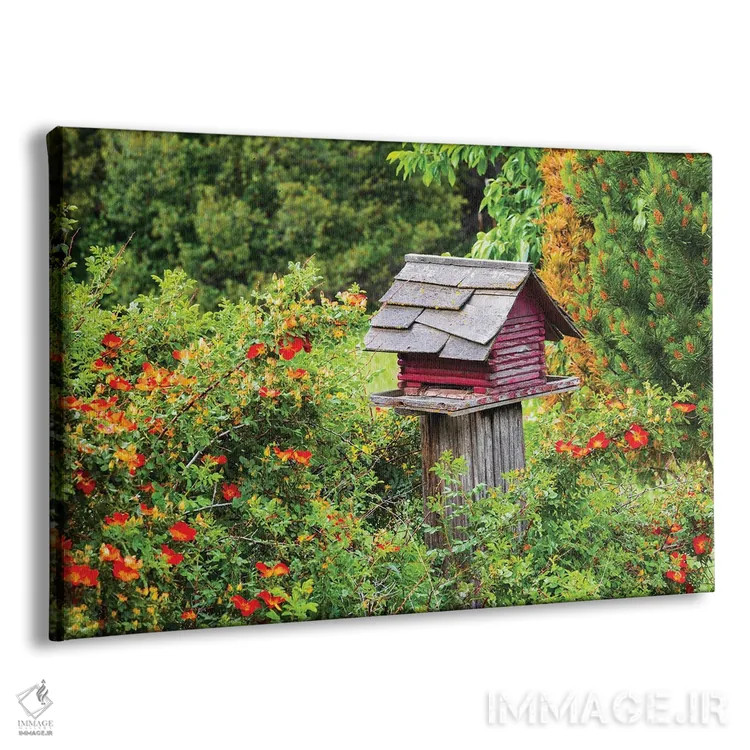 تابلو Washington State, Palouse, Colfax. Red Birdhouse Sitting On A Fence.,ایالات متحده، واشنگتن، پلوُس، کالفاکس. لانه پرنده قرمز روی حصار. اثر امیلی ام ویلسون - نمای پرسپکتیو محصول