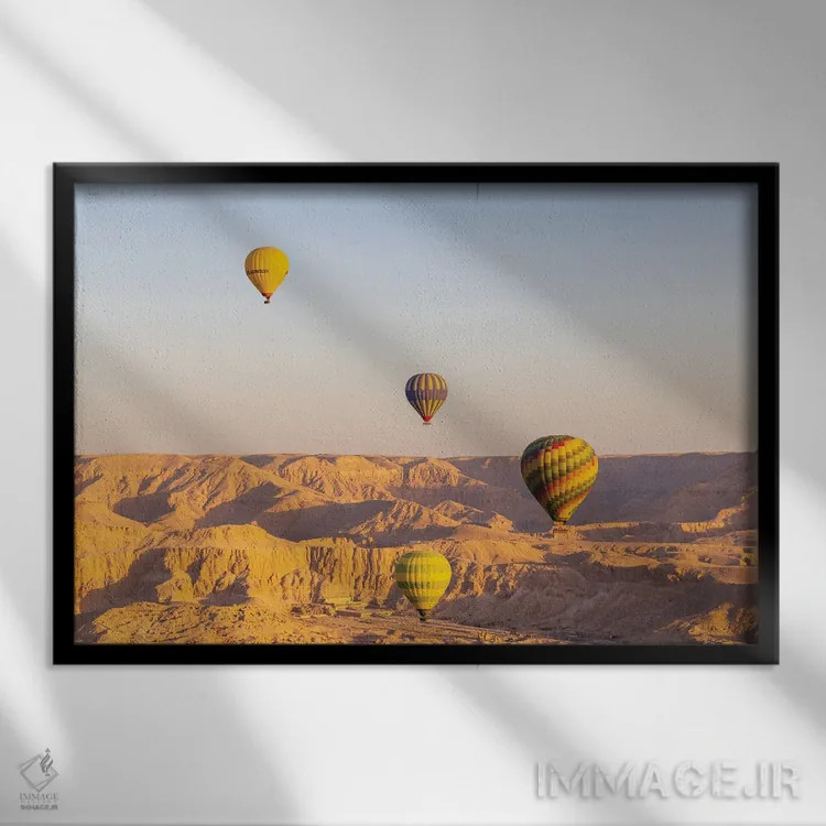 تابلو Egypt. Hot Air Balloons Taking Tourist For A Ride.,لوکسور، مصر. بالنهای هوای داغ در حال حمل گردشگران. اثر امیلی ام ویلسون - نمای قابدار مشکی