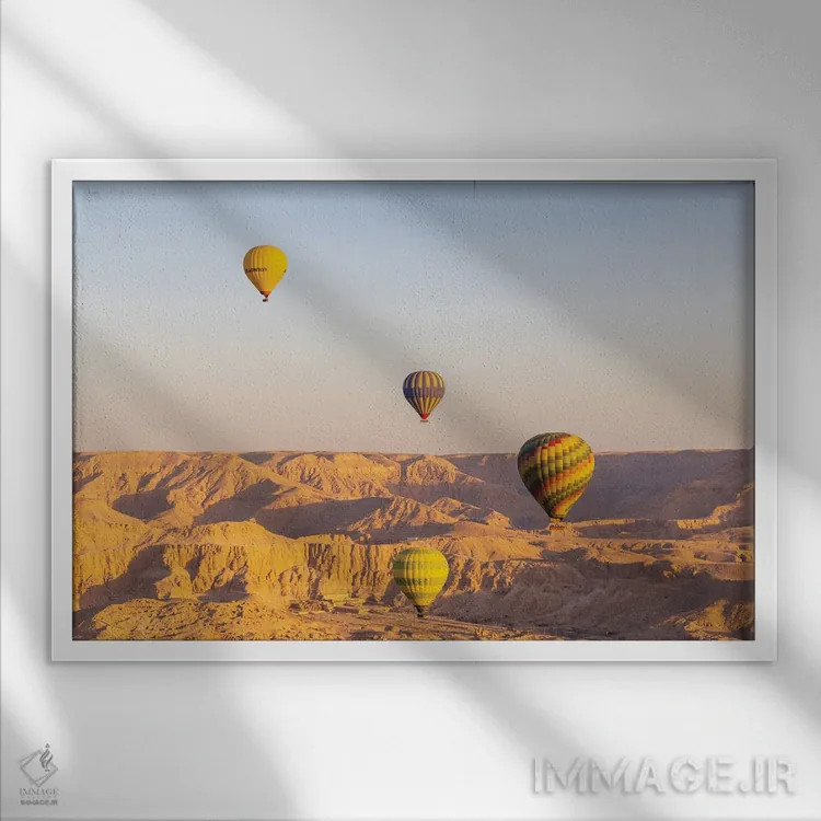 تابلو Egypt. Hot Air Balloons Taking Tourist For A Ride.,لوکسور، مصر. بالنهای هوای داغ در حال حمل گردشگران. اثر امیلی ام ویلسون - نمای قابدار سفید