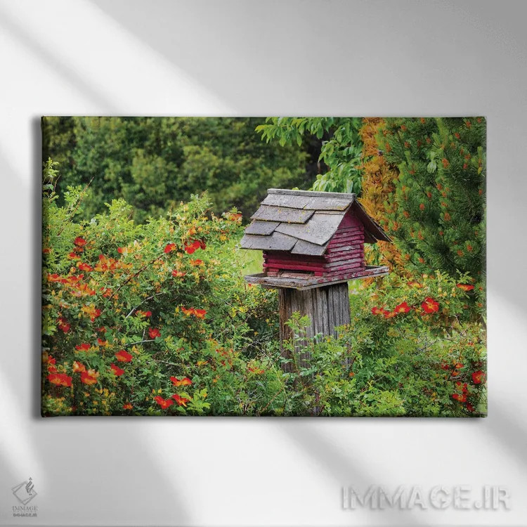 تابلو Washington State, Palouse, Colfax. Red Birdhouse Sitting On A Fence.,ایالات متحده، واشنگتن، پلوُس، کالفاکس. لانه پرنده قرمز روی حصار. اثر امیلی ام ویلسون - نمای روبهرو روی دیوار