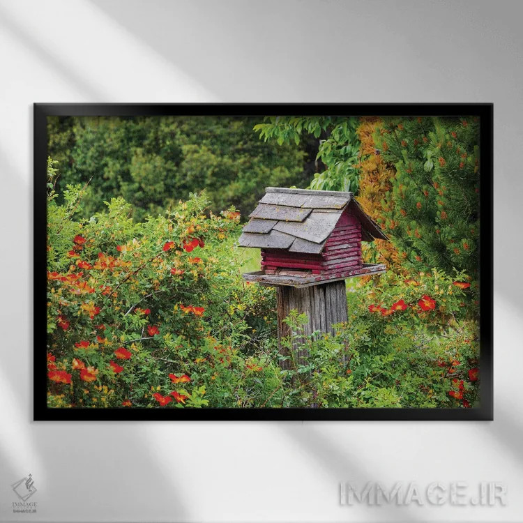 تابلو Washington State, Palouse, Colfax. Red Birdhouse Sitting On A Fence.,ایالات متحده، واشنگتن، پلوُس، کالفاکس. لانه پرنده قرمز روی حصار. اثر امیلی ام ویلسون - نمای قابدار مشکی