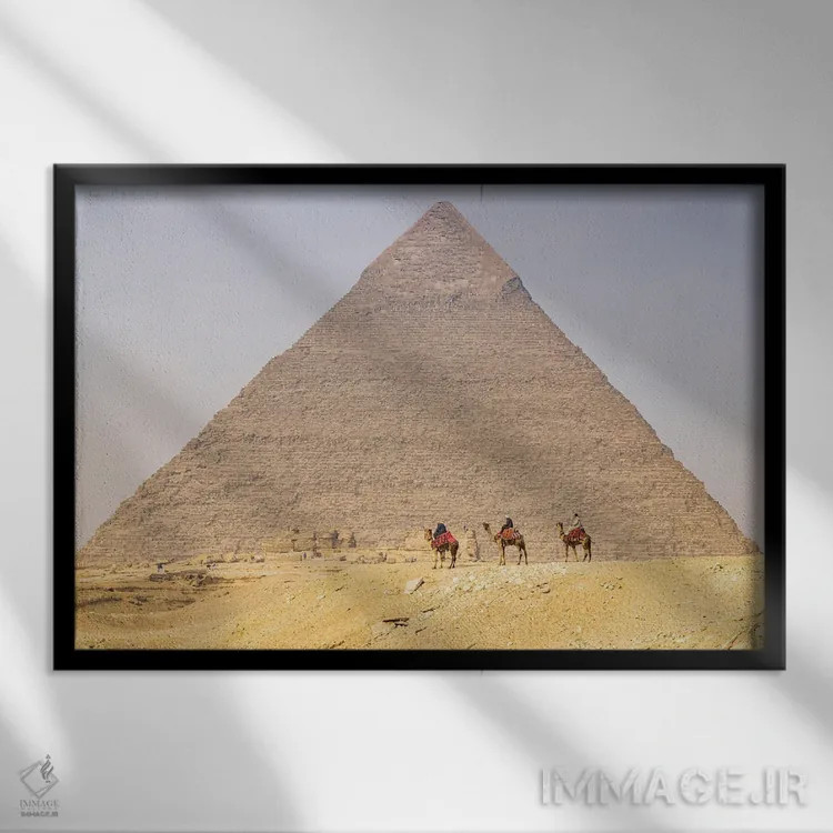 تابلو Cairo, Egypt. Men On Camels At The Great Pyramid Complex.,جیزه، قاهره، مصر. مردان سوار بر شتر در مجموعه اهرام بزرگ اثر امیلی ام ویلسون - نمای قابدار مشکی