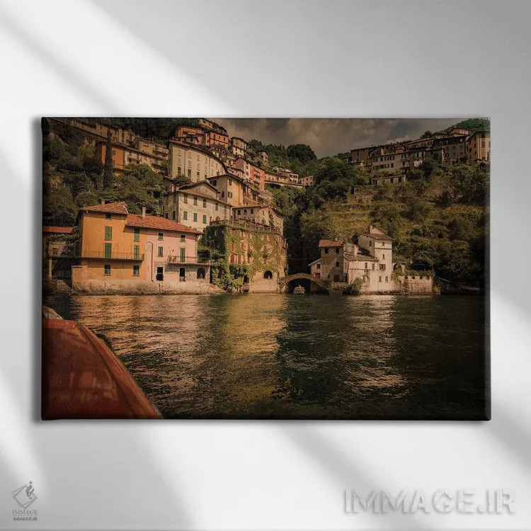 تابلو نسو، دریاچه کومو ۲ اثر انزو رومانو - نمای روبهرو روی دیوار