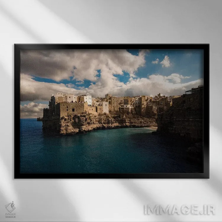 تابلو پولیانانو آ مارِه (شهری در ایتالیا) اثر انزو رومانو - نمای قابدار مشکی