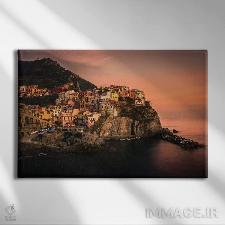 تابلو مانارولا (دهکدهای در ایتالیا) اثر انزو رومانو - نمای روبهرو روی دیوار