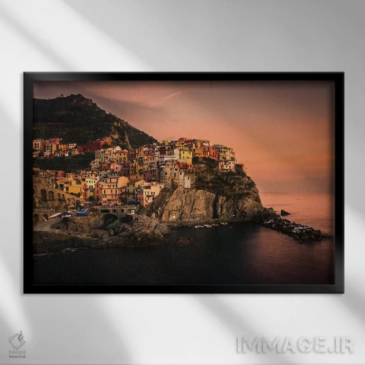 تابلو مانارولا (دهکدهای در ایتالیا) اثر انزو رومانو - نمای قابدار مشکی