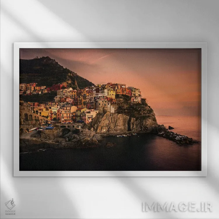 تابلو مانارولا (دهکدهای در ایتالیا) اثر انزو رومانو - نمای قابدار سفید