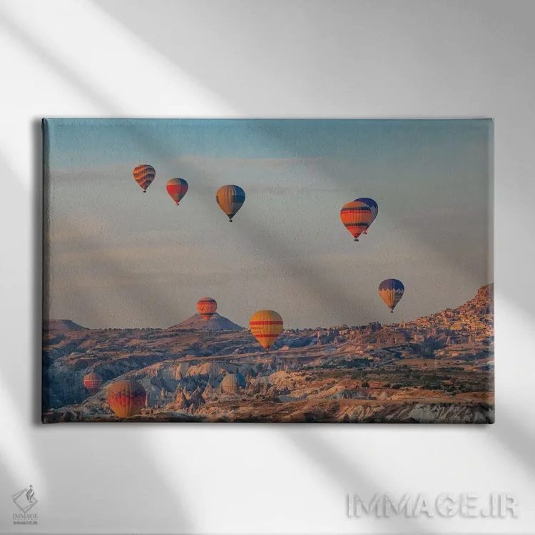تابلو ترکیه، آناتولی، کاپادوکیا، گورمه. بالنهای هوای گرم در حال پرواز بالای دره III اثر امیلی ویلسون - نمای روبهرو روی دیوار