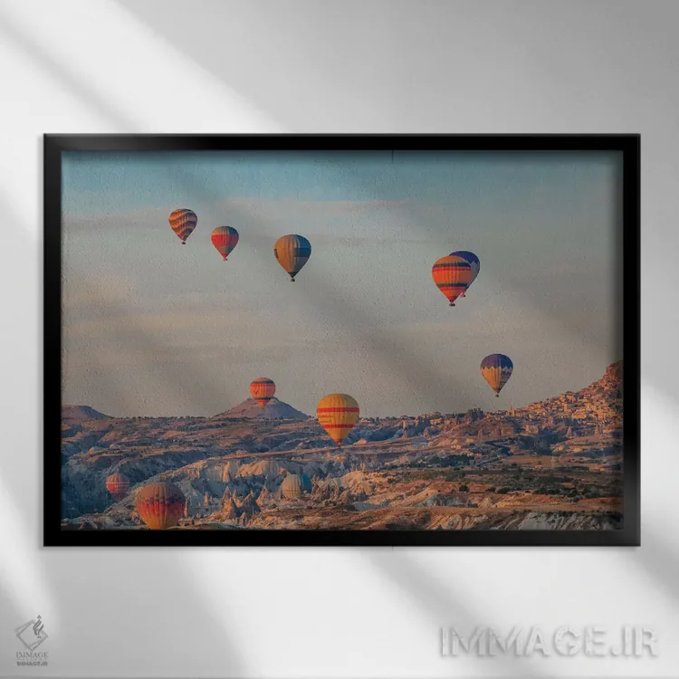 تابلو ترکیه، آناتولی، کاپادوکیا، گورمه. بالنهای هوای گرم در حال پرواز بالای دره III اثر امیلی ویلسون - نمای قابدار مشکی