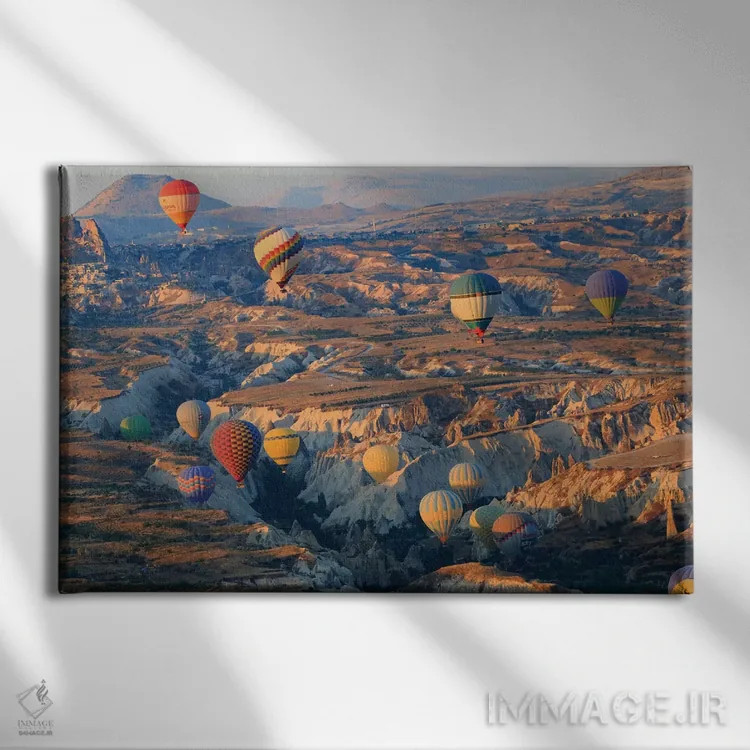 تابلو ترکیه، آناتولی، کاپادوکیا، گورمه. بالنهای هوای گرم بالای دره سرخ III اثر امیلی ویلسون - نمای روبهرو روی دیوار