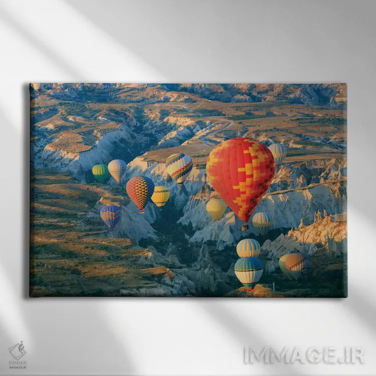 تابلو ترکیه، آناتولی، کاپادوکیا، گورمه. بالنهای هوای گرم بالای دره سرخ II اثر امیلی ویلسون - نمای روبهرو روی دیوار