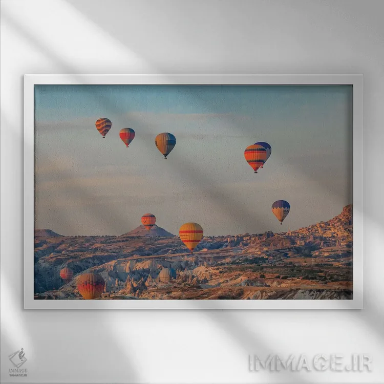 تابلو ترکیه، آناتولی، کاپادوکیا، گورمه. بالنهای هوای گرم در حال پرواز بالای دره III اثر امیلی ویلسون - نمای قابدار سفید
