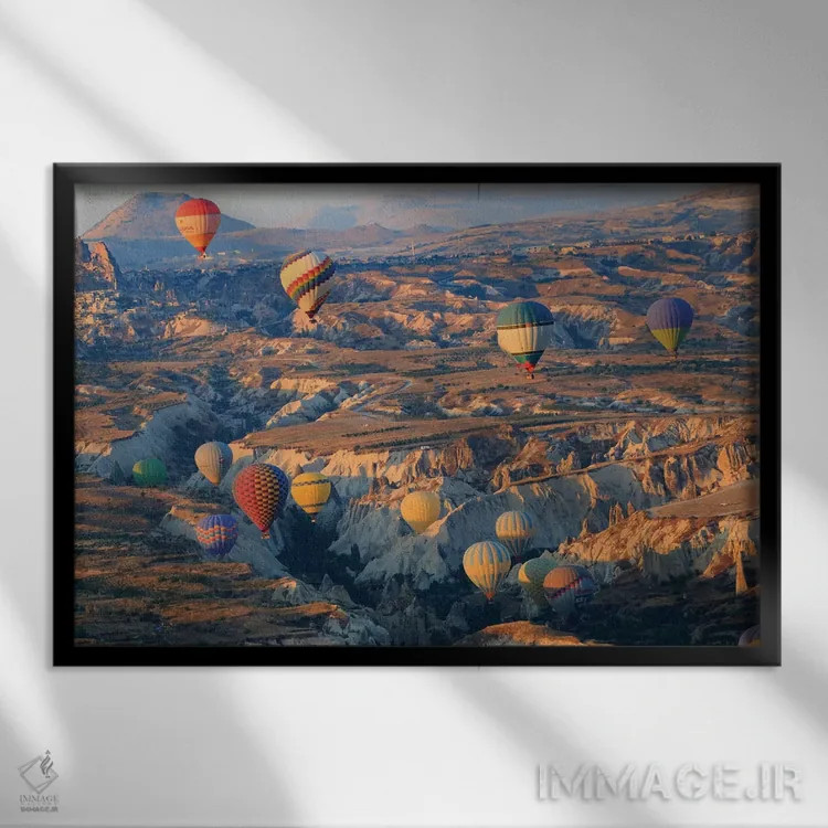 تابلو ترکیه، آناتولی، کاپادوکیا، گورمه. بالنهای هوای گرم بالای دره سرخ III اثر امیلی ویلسون - نمای قابدار مشکی