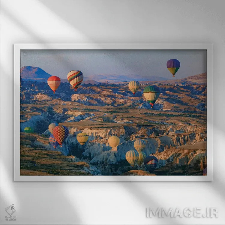 تابلو ترکیه، آناتولی، کاپادوکیا، گورمه. بالنهای هوای گرم در حال پرواز بالای دره II اثر امیلی ویلسون - نمای قابدار سفید