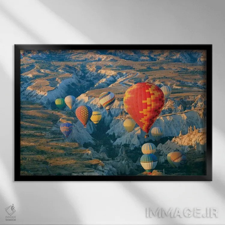 تابلو ترکیه، آناتولی، کاپادوکیا، گورمه. بالنهای هوای گرم بالای دره سرخ II اثر امیلی ویلسون - نمای قابدار مشکی